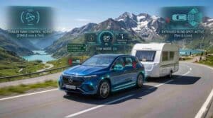 Un Mercedes EQS SUV azul remolcando una caravana Adria blanca por una carretera de montaña escénica en los Alpes. La imagen incluye superposiciones digitales de HUD que destacan características de seguridad como "TRAILER SWAY CONTROL: ACTIVE" (Control de estabilidad del remolque activo) y "EXTENDED BLIND SPOT: ACTIVE" (Ángulo muerto extendido activo), mostrando un viaje seguro.