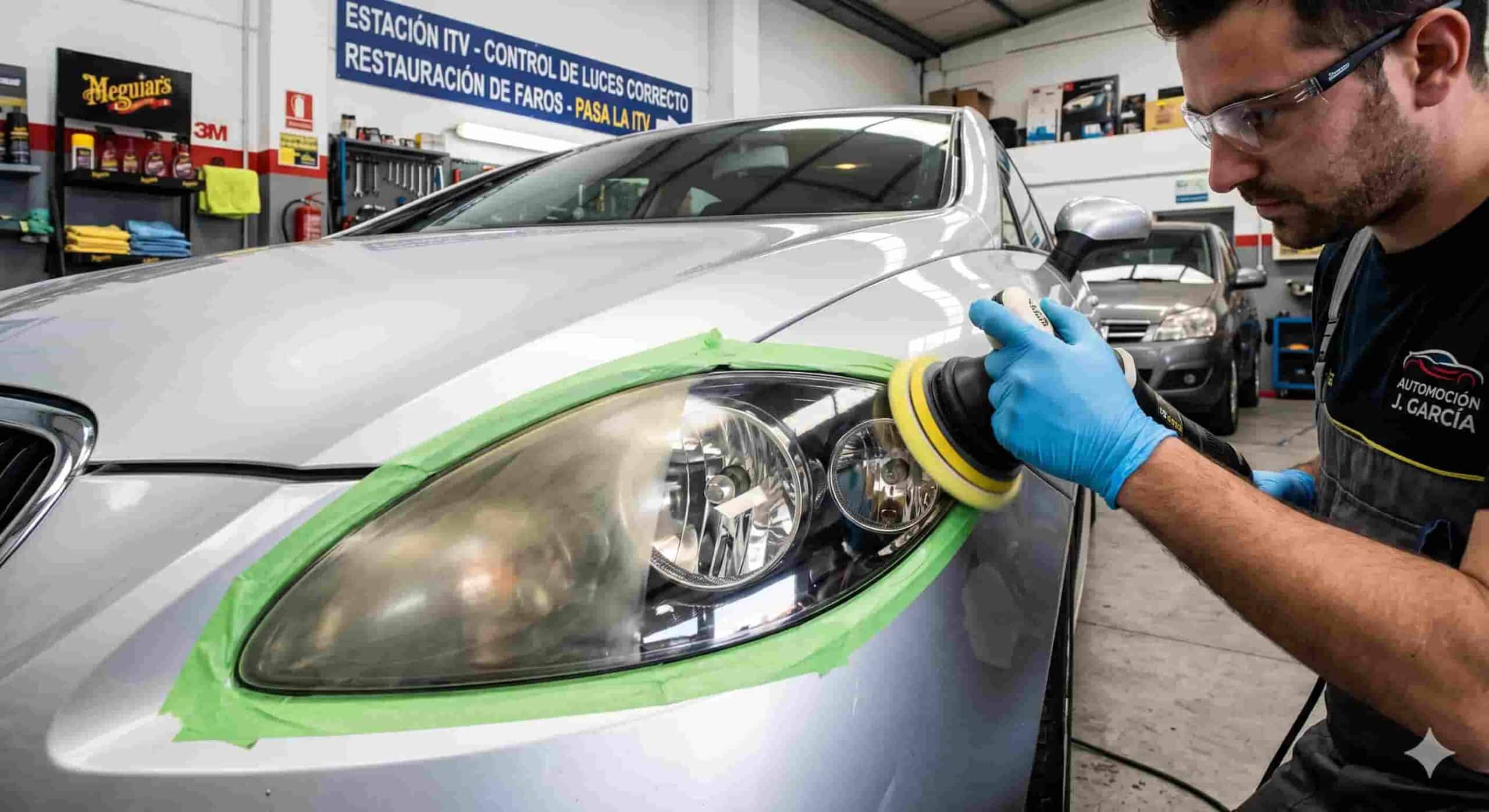 Técnico profesional puliendo un faro de coche amarillento y opaco para pasar la inspección ITV, mostrando el contraste antes y después.