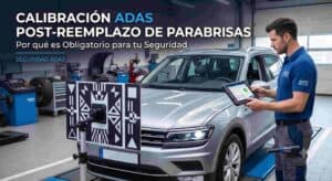 Técnico automotriz realizando la calibración obligatoria de la cámara ADAS en un coche tras el reemplazo del parabrisas utilizando una tablet y un panel de calibración.