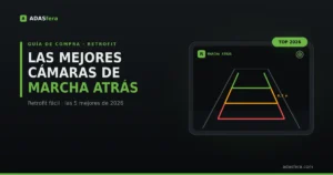 Monitor de cámara de marcha atrás mostrando la vista trasera con líneas guía de distancia en verde, ámbar y rojo al aparcar