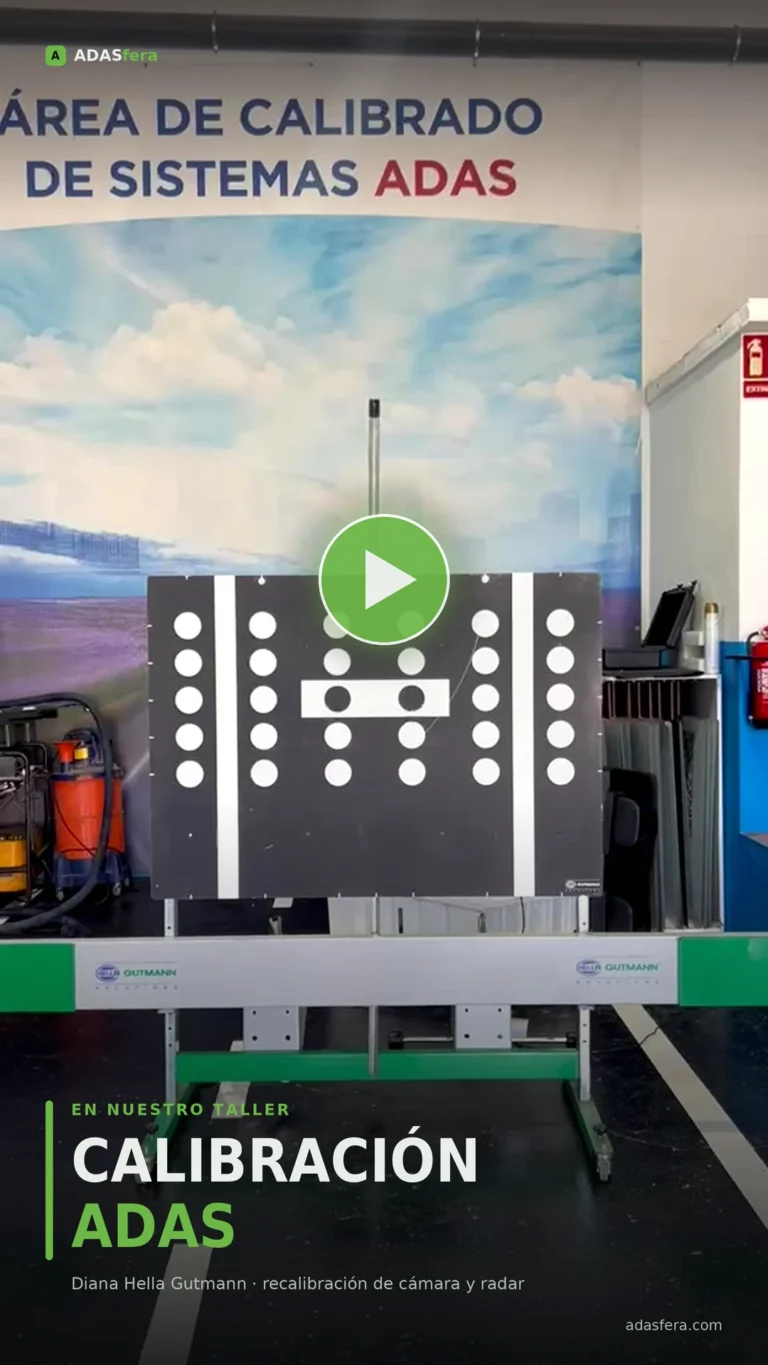 Área de calibrado de sistemas ADAS con panel de calibración (diana) Hella Gutmann sobre soporte móvil en el taller