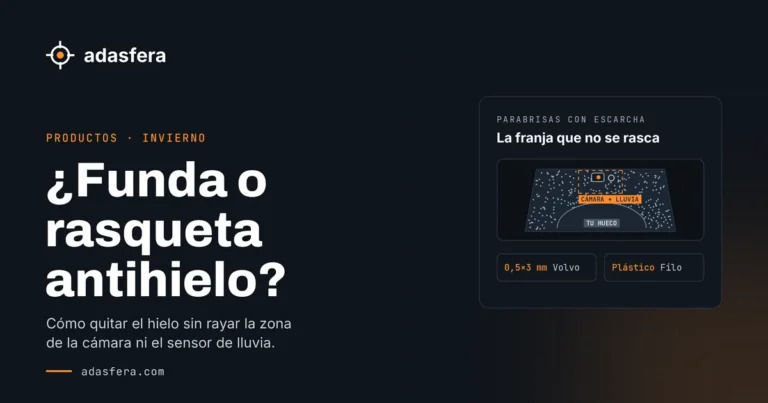 Esquema de un parabrisas con escarcha: el hueco rascado del conductor abajo y, arriba en el centro, la zona de la cámara ADAS y el sensor de lluvia que no conviene rascar con fuerza